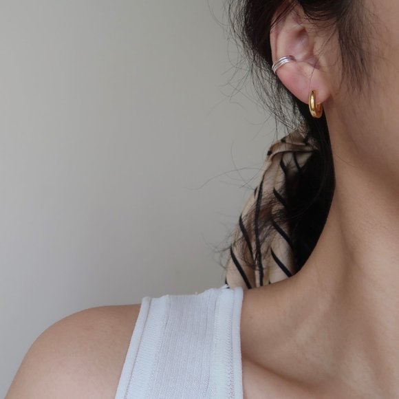 NEW 18K Gold Plated Round Tube Hoop Earrings - Picture 2 of 9